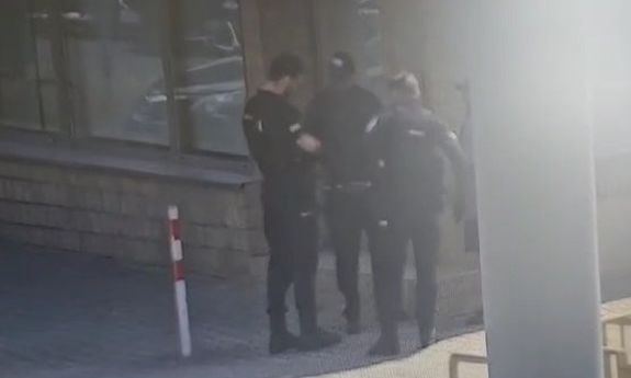 policjanci zatrzymują mężczyznę.