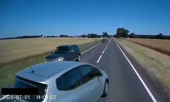 Moment z kamerki samochodowej, na którym widać nieprawidłowo wyprzedzające auto, które doprowadziło do kolizji.