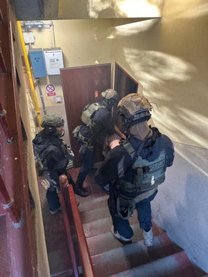 Policjanci z zatrzymanym.