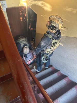Policjanci z zatrzymanym.