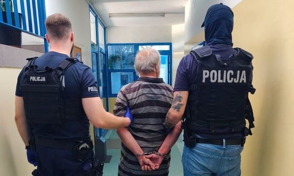 policjanci z zatrzymanym.