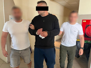 Zatrzymany prowadzony przez policjantów.