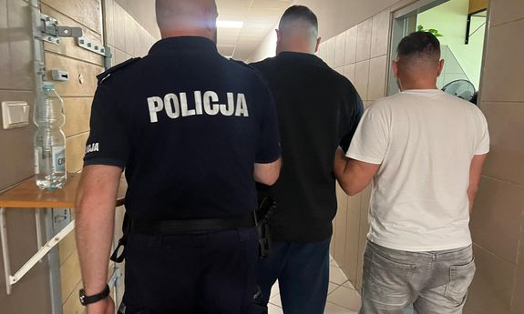 Zatrzymany prowadzony przez policjantów.