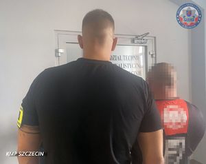 Policjanci prowadzą zatrzymanego.
