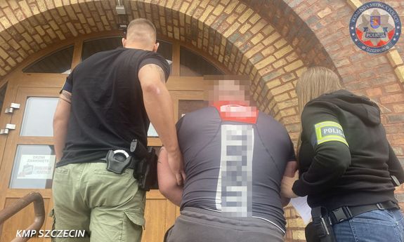 Policjanci prowadzą zatrzymanego.