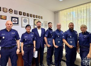 nadinsp. dr Rafał Kochańczyk - Zastępca Komendanta Głównego Policji w towarzystwie innych policjantów pozuje do zdjęcia grupowego.