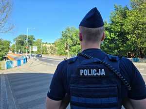 Umundurowany policjant na ulicy.