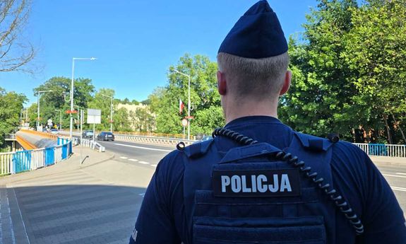 Umundurowany policjant na ulicy.