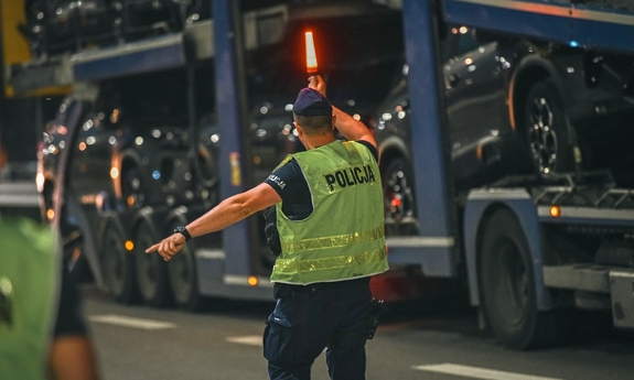 Policjant podczas kontroli pojazdów na granicy.