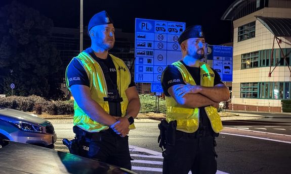 noc, dwóch policjantów stoi na granicy.