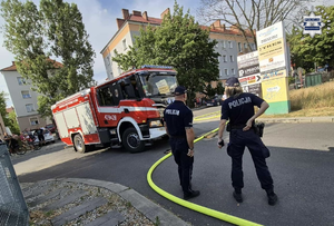 Policjanci podczas zabezpieczenia miejsca pożaru hali w Kędzierzynie - Koźlu.