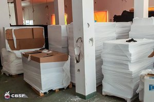 Kartony z zabezpieczonym nielegalnym towarem.