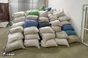Worki leżące na sobie z zabezpieczoną krajanką tytoniową.