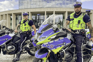 dwóch policjantów siedzi na motocyklach.