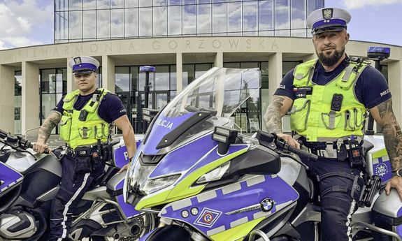 dwóch policjantów siedzi na motocyklach.