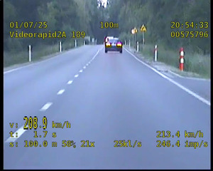 Stop klatka z wideorejestratora, na którym widać kierowcę przekraczającego prędkość.