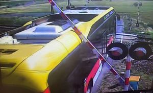 kadr z monitoringu. autobus przejeżdża pod rogatkami.