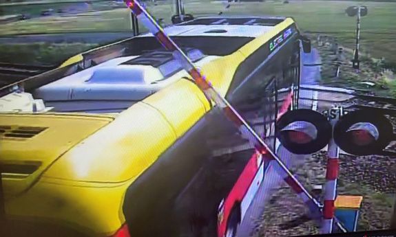 kadr z monitoringu. autobus przejeżdża pod rogatkami.