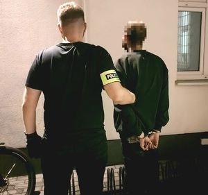 Policjant z zatrzymanym.