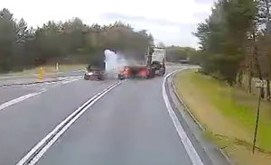 Stopklatka z nagrania przedstawia moment zderzenia pojazdów.