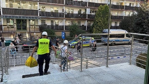 Pożar w Ząbkach - działania policjantów na miejscu pogorzeliska.