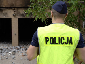 Pożar w Ząbkach - działania policjantów na miejscu pogorzeliska.
