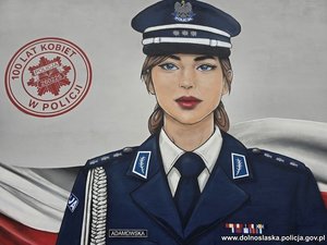 Mural przedstawiający wizerunek policjantki.