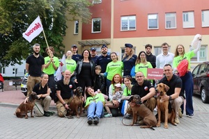 Zdjęcie grupowe - przewodnicy i ich psy tropiące metodą mantrailingu z Wydziału Poszukiwań i Identyfikacji Osób Biura Kryminalnego Komendy Głównej Policji odwiedzili Kaje w szpitalu.