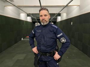 policjant na strzelnicy.