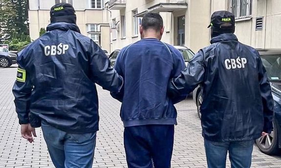 policjanci z zatrzymanymi.