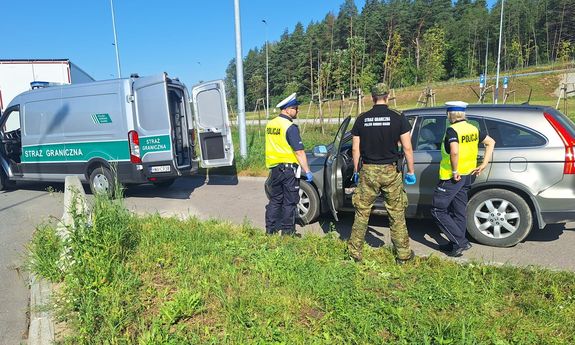 Służby podczas kontroli drogowej.