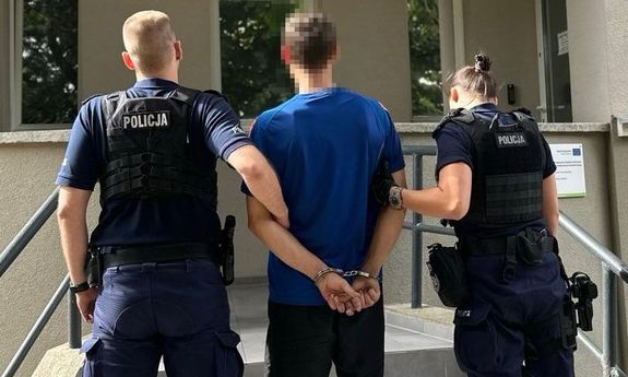 dwoje policjantów stoi z zatrzymanym.