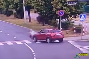 kadr z monitoringu. samochód uderza kobietę.