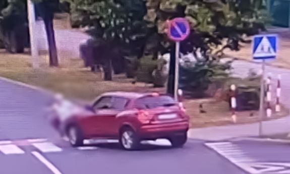 kadr z monitoringu. samochód uderza kobietę.