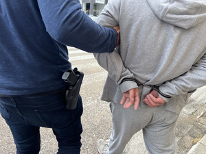 policjant z zatrzymanym.