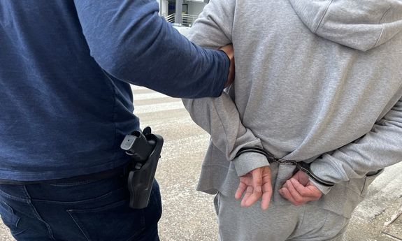 policjant z zatrzymanym.