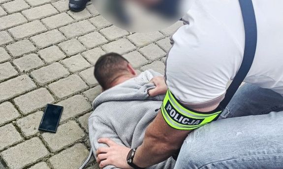 policjant zatrzymuje mężczyznę.