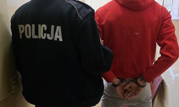 policjant z zatrzymanym.