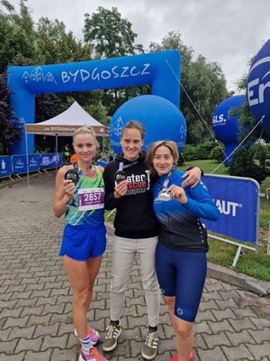 Zwycięzcy z medalami.