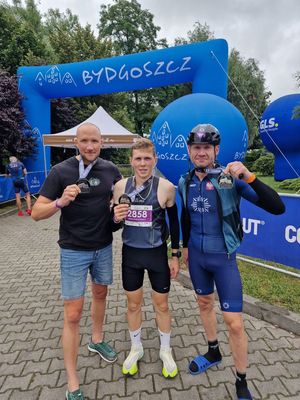 Zwycięzcy z medalami.