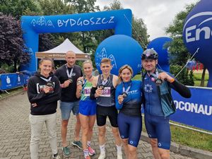 Zwycięzcy z medalami.
