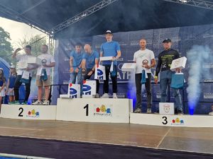 Zwycięzcy na podium.
