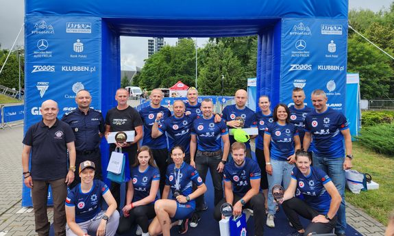 Mistrzostwa Polski Policji w triathlonie - zdjęcie zbiorowe Reprezentacji Policji.
