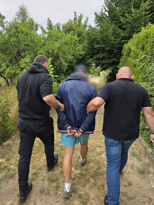 Zatrzymany prowadzony przez policjantów.