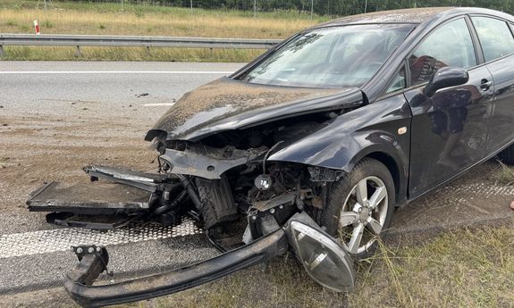 Rozbite auto na drodze.