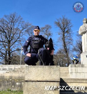 Policjant z psem.