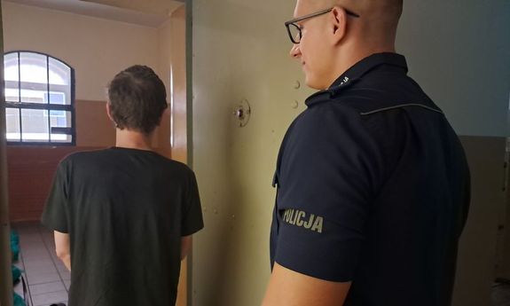 Policjant z zatrzymanym.