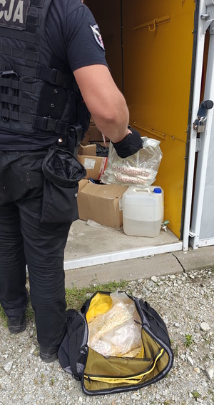 Policjant podczas zabezpieczania środków odurzających.