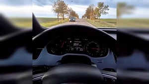 nagranie zegarów samochodu. na liczniku pokazuje 257km/h.