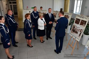 Policjanci i zaproszeni goście podczas oglądania wystawy w holu Komendy Wojewódzkiej Policji w Rzeszowie.